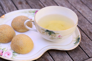 Photo d'ambiance infusion de Hibana dans une tasse anglaise servie avec des mochis