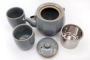 Théière et ses deux tasses en porcelaine de Chine pour le thé de couleur gris bleu