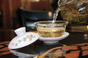 infusion de oolong dans un Gaiwan en verre et porcelaine Chung